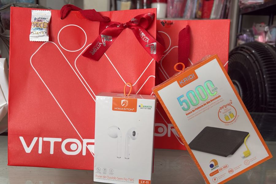 Fone de ouvido sem fio e power bank que fazem parte do kit